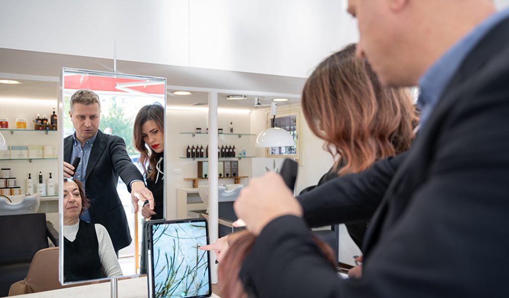 Esperti analizzano cuoio capelluto clienti