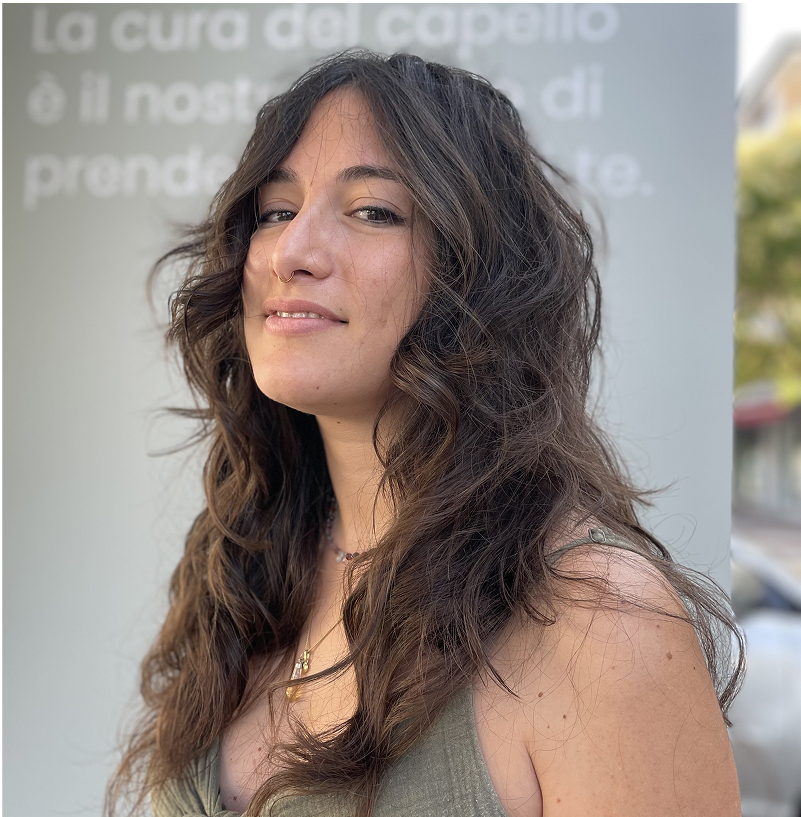 Donna con taglio e piega capelli sani