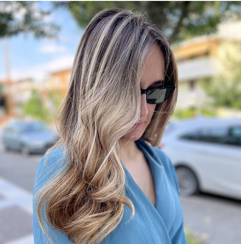 Donna con taglio e piega capelli biondi