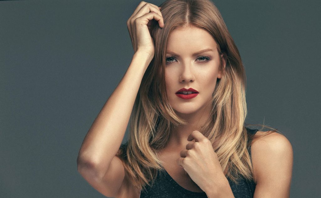 Donna con capelli tinti sfumature perfette